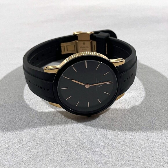 DANIEL WELLINGTON Iconic Motion M40CRB03 Quartz Water resistant 10 ATM Watch - Picture 1 of 9